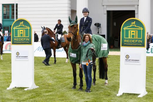 Foto: Die Britin Millie Allen war 2016 Kandidatin der Young Riders Academy beim Pferdefestival Redefin und gewann mit Brooklyn gleich die erste internationale Prüfung - Fotograf: Thomas Hellmann