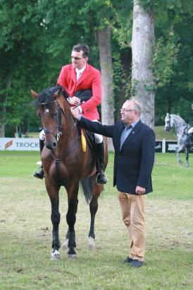 Foto: Der Sieger im Preis der Landeshauptstadt Wiesbaden, Rolf Stumpf. Es gratuliert Turnierleiter Albert Schäfer. - Fotograf: WRFC/Godawa