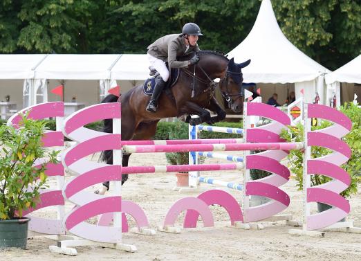 Foto: Diarmuid Howley aus Irland und Nevermind trugen sich als Sieger in die Erfolgsliste des Jumping Weekend Damme ein - Fotograf: Foto Design Feldhaus