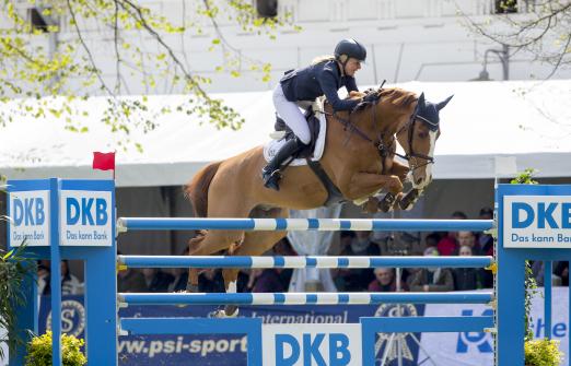 Foto: Schwedens Nicole Persson gewann mit Lexington den Großen Preis der Deutschen Kreditbank AG in Redefin - Fotograf: Stefan Lafrentz