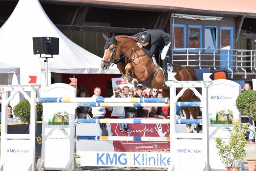 Foto: Der Däne Sören Pedersen gewann mit Tailormade Chaloubet den Großen Preis der KMG Kliniken 2015 in Sommerstorf - Fotograf: Frieler