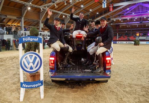 Foto: Fröhliches Sextett aus dem Jump & Drive beim CSI Neustadt-Dosse auf der automobilen Ehrenrunde - Fotograf: Stefan Lafrentz