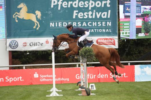 Foto: Thomas Kleis aus Gadebusch gewann mit Questa Vittoria die erste Prüfung der Silber-Tour und ritt mit Helm-Kamera des Regionalmagazins Sat 1 - Fotograf: Tierfotografie Huber