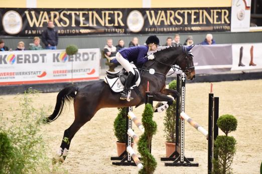 Foto: Sie gewann 2015 das Finale der Warsteiner Reitsport-Förderung: Lisa Zunder mit Valmalou - Fotograf: Frieler