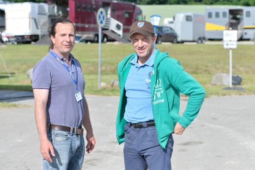 Foto: Holger Wulschner (re.) - hier mit Jörg Neubauer - schätzt das Sportprogramm des KMG Cups und die Bedeutung für die ganze Region - Fotograf: Frieler