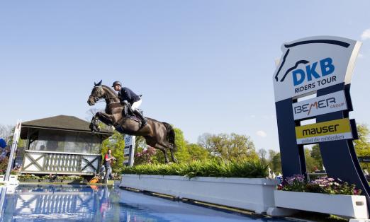 Foto: Mario Stevens, Sieger der zweiten Qualifikation zum Deutschen Spring-Derby mit El Bandiata B bei der zweiten DKB-Riders Tour-Etappe - Fotograf: Lafrentz