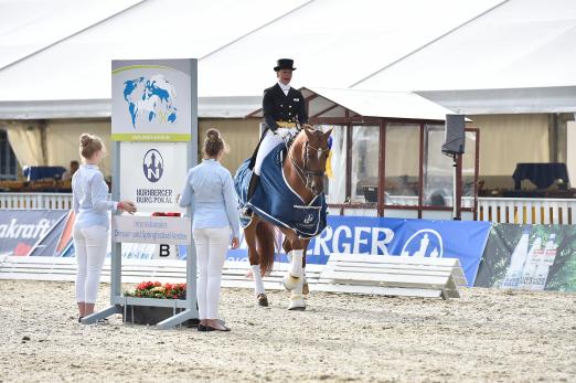 Foto: Kira Wulferding gewann mit Benaglio die Einlaufprüfung zum Nürnberger Burg-Pokal in Verden - Fotograf: Karl-Heinz Frieler