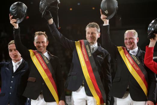 Foto: Grüßen als Deutsche Meister. v.r. Jörg Kreutzmann, Carsten-Otto Nagel, Thorsten Wittenberg - Fotograf: Jürgen Stroscher