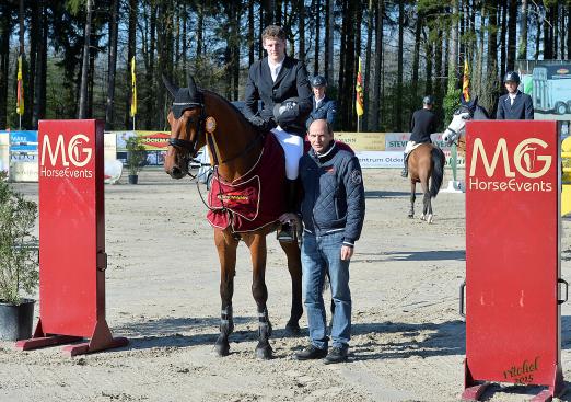 Foto: Jasper Kools und Chatto mit Klaus Böckmann, der dem glücklichen Sieger einen nagelneuen Böckmann-Pferdeanhänger übergeben konnte - Fotograf: Rüchel