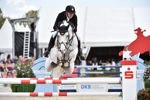 Foto: Mit einem Lächeln ins Ziel: David Will und Colorit gewinnen die erste Etappe der DKB-Riders Tour in Hagen a.T.W. - Fotograf: Stefan Lafrentz