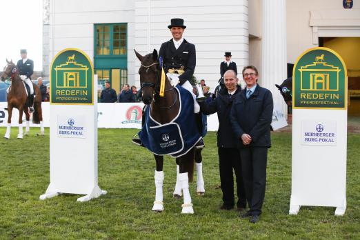 Foto: Matthias Bouten (Alpen) gewinnt mir Fraeulein Auguste MJ - Fotograf: Thomas Hellmann