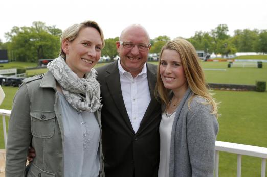 Foto: Anabel Balkenhol, Volker Wulff und Janne Meyer voller Vorfreude auf das Deutsche Dressur- und Spring-Derby! - Fotograf: Stefan Lafrentz