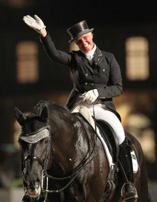 Foto: Uta Gräf mit Le Noir beim Wiesbadener Pfingstturnier - Fotograf: WRFC/Toffi