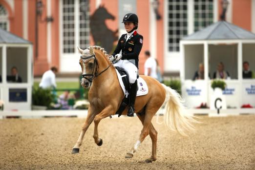 Foto: Nadine Krause und Cyrill WE dominierten in der Pony-Dressurkür - Fotograf: WRFC/Toffi