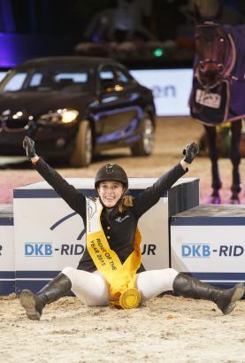 Foto: Purzelbaum vor das Podest: DKB-Riders Tour-Siegerin Janne Friederike Meyer - Fotograf: Stefan Lafrentz