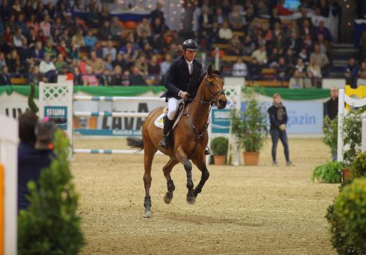 Foto: Der Weltmeister und sein weltmeisterliches Pferd: Jeroen Dubbeldam und SFN Zenith gewannen 2015 den Großen Preis der Volksbanken Raiffeisenbanken - Fotograf: Stefan Lafrentz