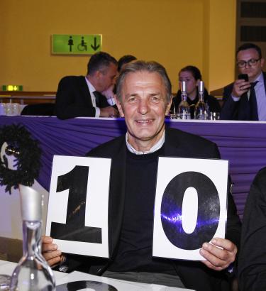 Foto: Frankfurts Fussballlegende Charly Körbel - im vergangenen Jahr Juror des Show-Wettbewerbs beim Festhallen Reitturnier. Diesmal geht es in die Bahn zum Fussballspiel - Fotograf: Thomas Hellmann