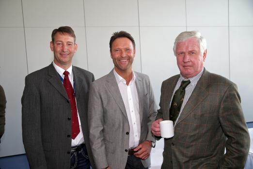 Foto: Franke Sloothaak (li.) freut sich auf die Löwen Classics 2016. Turnierchef Axel Milkau holte den Springreiter 2015 als Sportdirektor zum internationalen Turnier. Rechts im Bild FN-Präsident Breido Graf zu Rantzau - Fotograf: Stroscher