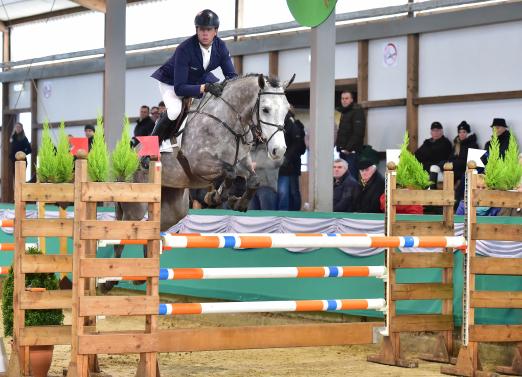 Foto: Markus Renzel zählt zu den Dauergästen des Gahlener Hallenreitturniers - Fotograf: Mark Große-Feldhaus