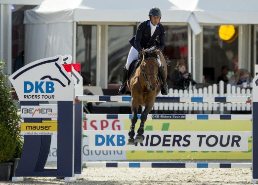 Foto: Julien Epaillard hat mit Safari D´Auge die Qualifikation zur DKB-Riders Tour in Hagen gewonnen - Fotograf: Stefan Lafrentz