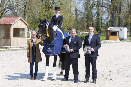 Foto: Sandra Nuxoll gewinnt mit Destiny die Qualifikation zum Nürnberger Burg-Pokal beim Pferdefestival Redefin - Fotograf: Hellmann