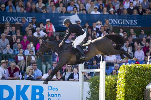 Foto: Sprang mit Platz drei in Hamburg an Position eins der DKB-Riders Tour: Andre Thieme mit Voigtsdorf Quonschbob - Fotograf: Stefan Lafrentz