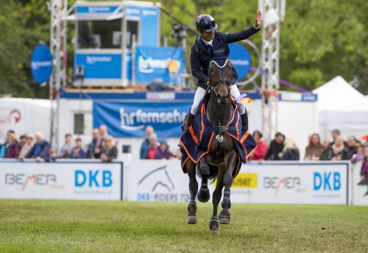 Foto: Temperamentvolle Ehrenrunde in der Qualifikation zur DKB-Riders Tour-Wertungsprüfung für Carlos Enrique Lopez Lizarazo und Admara - Foto: Stefan Lafrentz