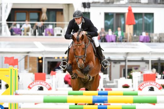 Foto: Lord Pezi Junior und Hartwig Rohde auf dem Weg zum Sieg in der Youngster-Tour des internationalen Hardenberg Burgturniers - Fotograf: Karl-Heinz Frieler