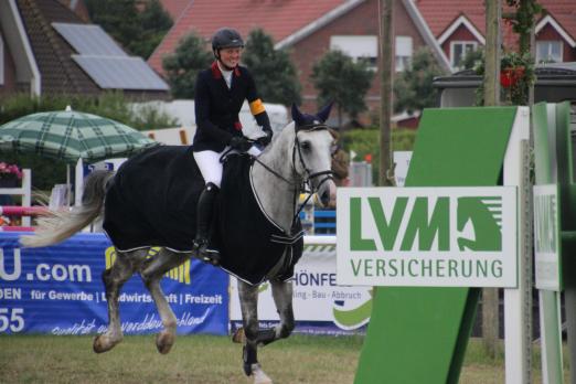 Foto: Inga Czwalina und Silver Surfer sicherten sich den Sieg auf Fehmarn in der von Holsteiner Masters präsentierten LOTTO 3plus1 Station - Fotograf: L. Braesch