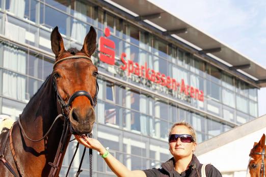 Foto: Mitten in Kiel gastieren von Donnerstag bis Sonntag Pferde und Reiter aus 15 Nationen bei der Baltic Horse Show. - Fotograf: Stefan Stuhr