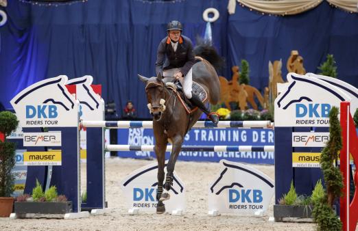 Foto: Lieferte dem Sieger Gulliksen ein packendes Stechen und war bester Deutscher in der Qualifikation der DKB-Riders Tour in München - Jan Wernke und Queen Mary - Fotograf: Lafrentz