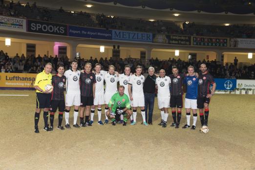 Foto: Eintracht Frankfurts Traditionsmannschaft kickte bereits 2015 gegen eine Reiterauswahl in der Festhalle - Fotograf: Hellmann