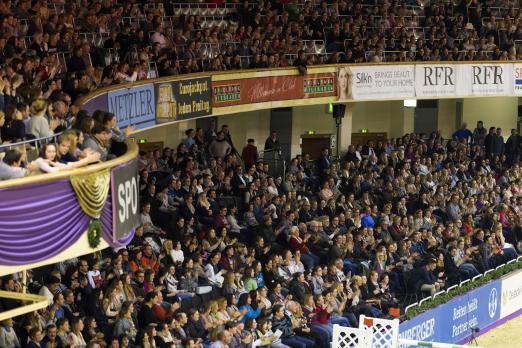 Foto: Anziehungspunkt für Pferdesportfans - die Frankfurter Festhalle im Dezember - Fotograf: Thomas Hellmann