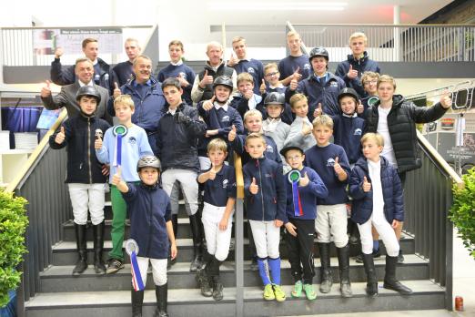 Foto: Sorgten für Stimmung mit Fussball und Springsport - die jungen Protagonisten von Jungs auf`s Pferd. - Fotograf: Andreas Pantel