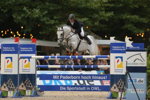 Foto: Weltmeister Jeroen Dubbeldam gewann nach der WM weiter - hier in Paderborn das Championat mit Quality Time. - Fotograf: Stefan Lafrentz