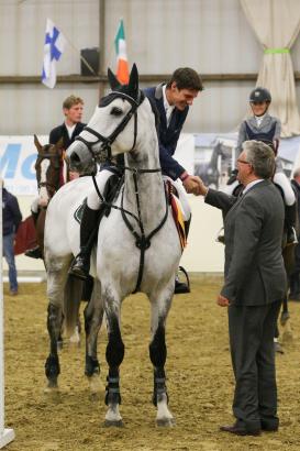 Foto: Gratulation von der Jury für Dirk Ahlmann und Carosso- einer von zwei Gewinnern des Barrierespringens. - Fotograf: Lars Lewandowski