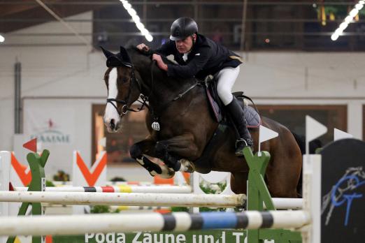 Foto: Uwe Volmer mit Virginia auf dem Weg zum Sieg im Grossen Preis von Damme. - Fotograf: Lars Lewandowski