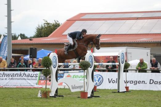 Foto: Holten sich einen Volkswagen Up im Championat von Niedersachsen: Henry Vaske und Quinaro. - Fotograf: Tierfotografie Huber