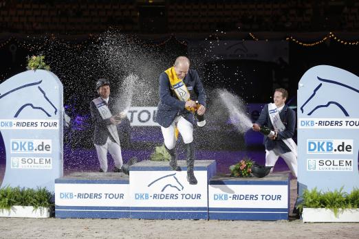 Foto: Spritzige Siegerehrung, der neue Rider of the Year - Holger Wulschner - wird gefeiert. - Fotograf: Stefan Lafrentz