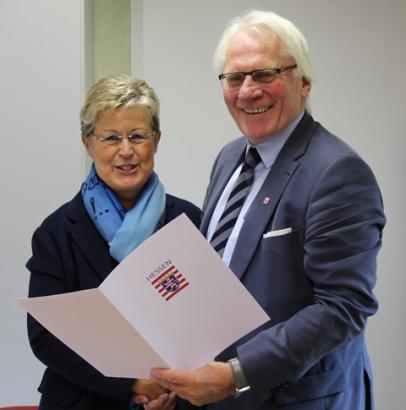 Foto: Prof. Dr. Heinz Zielinski vom Hessischen Ministerium des Inneren und für Sport überreicht WRFC-Präsidentin Kristina Dyckerhoff den Zuwendungsbescheid. - Fotograf: WRFC/Elke Weisheit