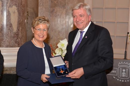 Foto: Ministerpräsident Volker Bouffier übergibt WRFC-Präsidentin Kristina Dyckerhoff den Hessischen Verdienstorden. - Fotograf: WRFC/Frank Hennig