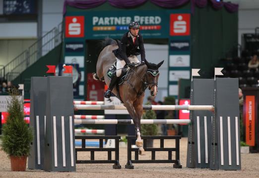 Foto: Titelverteidiger im W.Seineke PARTNER PFERD CUP - Philipp Schober und Pikeur Cleveland. - Fotograf: Stefan Lafrentz