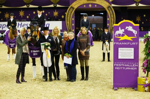 Foto: Teilten sich Pferd Fidelius H und siegten gemeinsam: Stefanie Kerner (stehend) und Marie Bachmann mit den Gratulantinnen in der Siegerehrung des ST-Masters Dressur. - Fotograf: Thomas Hellmann