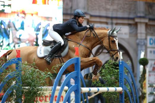 Foto: Klein, zierlich, schnell - Mynou Diederichsmeier gewinnt in Schwerin mit ihrer 18 Jahre alten Stute Cordi. - Fotograf: ACP Pantel