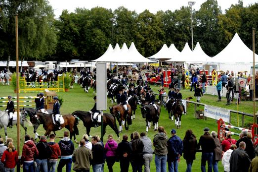 Foto: Aufmarsch der Reitabteilungen: Allein 35 Juniorenteams haben 2014 für das Landesturnier gemeldet. - Fotograf: Janne Bugtrup