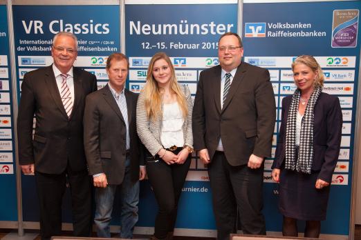 Foto v.l.n.r.: Matthias Lau (VR Bank Neumünster), Springreiter Rolf-Göran Bengtsson, Dressurreiterin Franziska Schwiebert, Frank Schmüser (Süverkrüp + Ahrendt) und VR Classics-Organisationsleiterin Bettina Schockemöhle - Fotograf: Comtainment