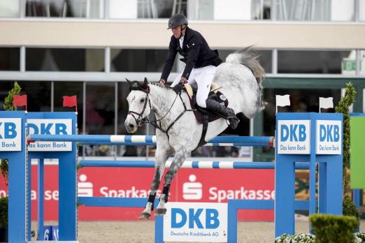 Foto: Auf Punktejagd auch in Paderborn - Andre Thieme und Conthendrix - einer der Favoriten der DKB-Riders Tour - Fotograf: Stefan Lafrentz