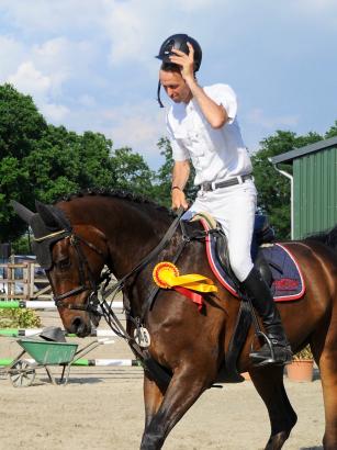 Foto: Sieger im S-Springen: Carl-Christian Rahlf mit Chapeau - Claque - Fotograf: Stall Hell