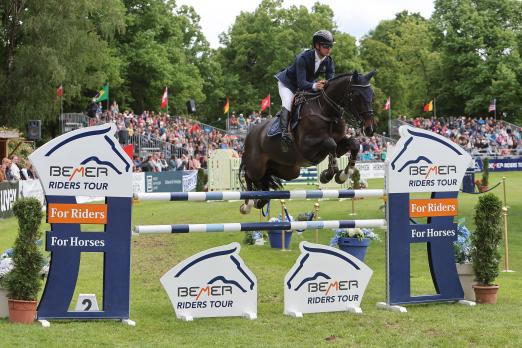 Foto: Coole Runde im Stechen - Marcel Marschall und 18 Jahre alte Utopia gewinnen Qualifikation zur BEMER Riders Tour in München - Fotograf: Frank Heinen