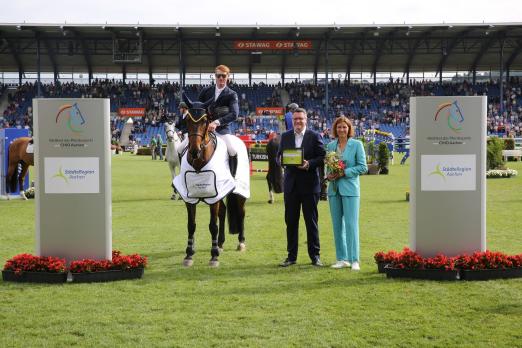 Foto: Sieger Daniel Coyle gemeinsam mit Tim Grüttemeier, dem Städteregionsrat der Städteregion Aachen und ALRV-Präsidentin Stefanie Peters - Fotograf: CHIO Aachen/Michael Strauch
